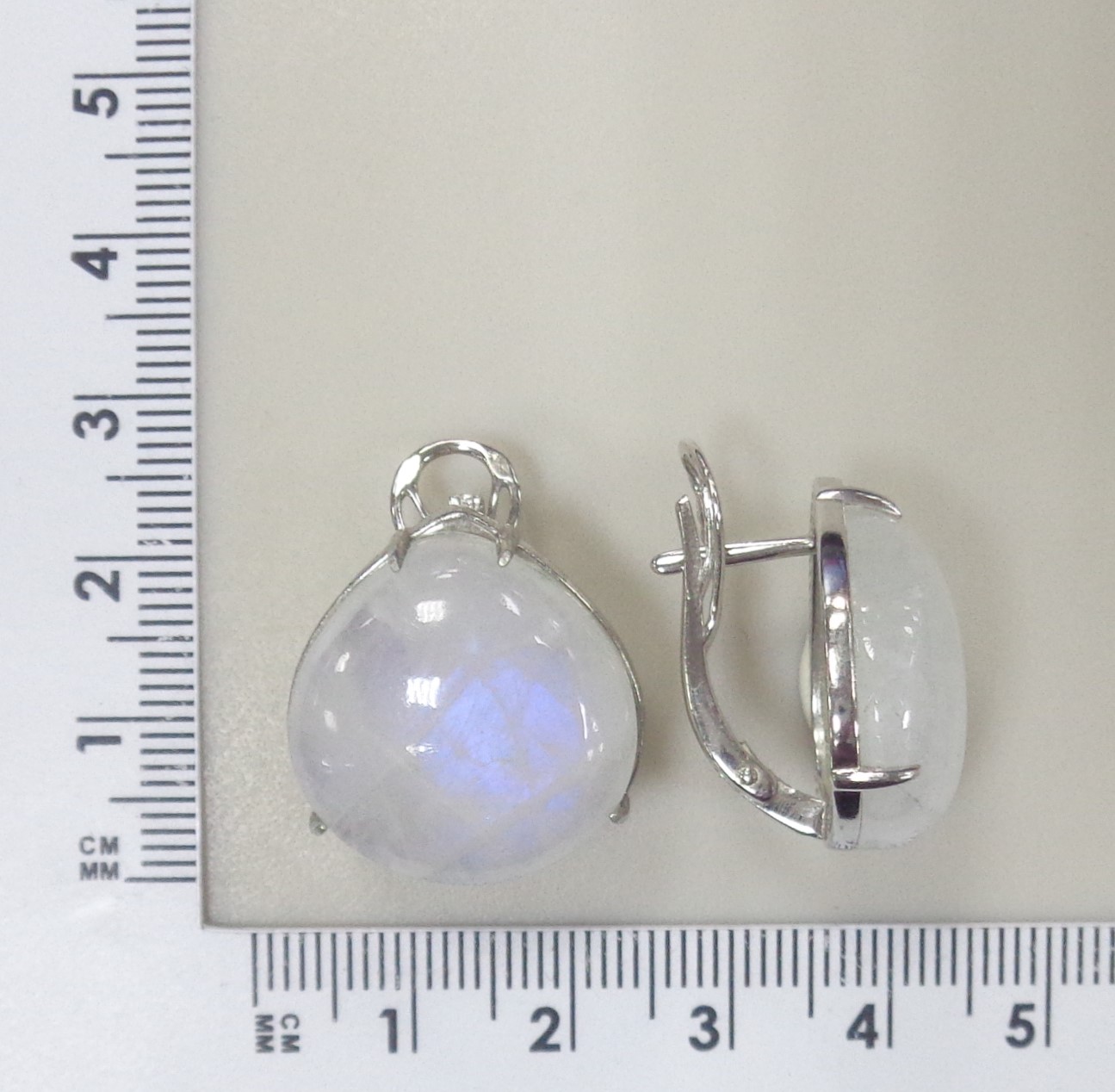 Серебряные серьги с лунными камнями